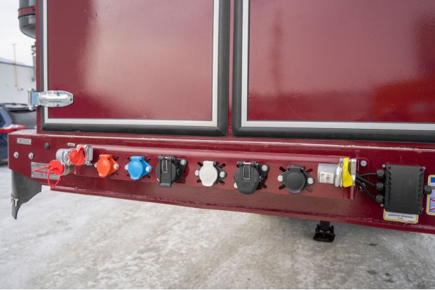 Разъемы для соединения электросистемы и пневмосистемы прицепа и тягача