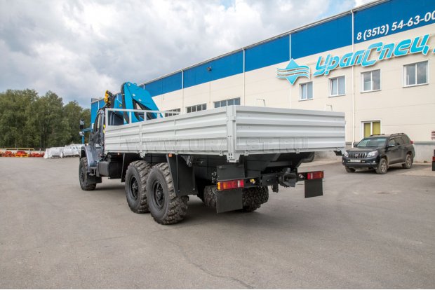 Автомобиль бортовой Урал с КМУ ИМ-150