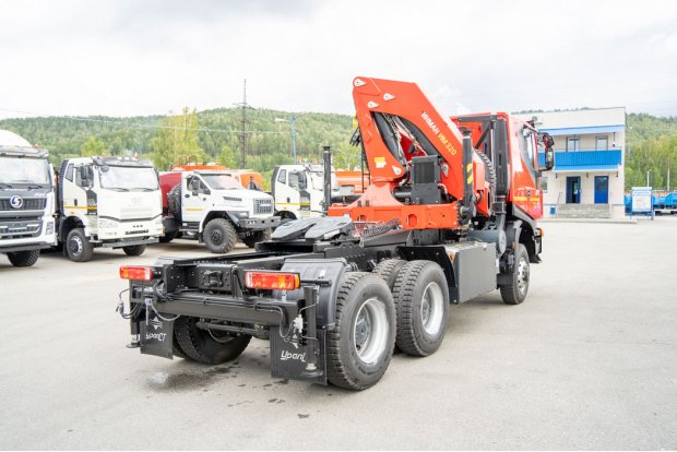 Седельный тягач УСТ 5453 АМТ N.V.632910 (6х6) с КМУ ИМ-320 