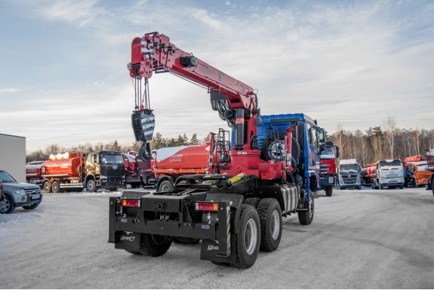Седельный Тягач УСТ 5453 с КМУ HUBEI SQ8S4 SHACMAN SX32586V385 (6х6), 315/80R22,5