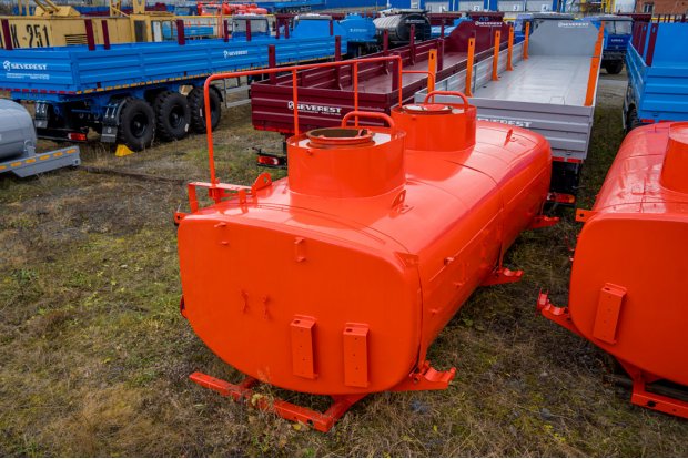 Цистерна с надрамником АТЗ 11-2Б