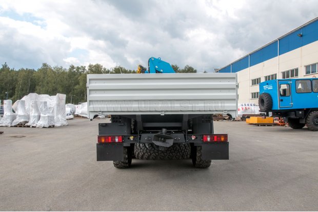 Автомобиль бортовой Урал с КМУ ИМ-150