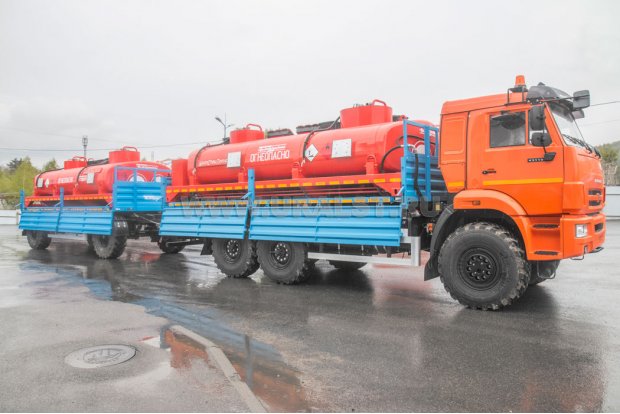 Контейнеровоз Камаз 43118-50 УСТ-54531J + Прицеп контейнеровоз ПК 10-21-6Б + Контейнер-цистерна КЦ-11-2Н УВТ УСТ 94653