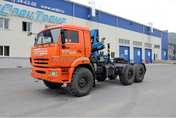 Седельный тягач Камаз с краном-манипулятором