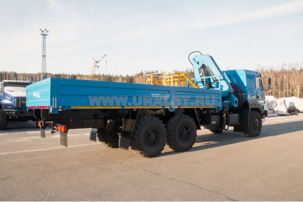 Бортовой контейнеровоз Урал 4320-82Е5 c КМУ ИМ-240