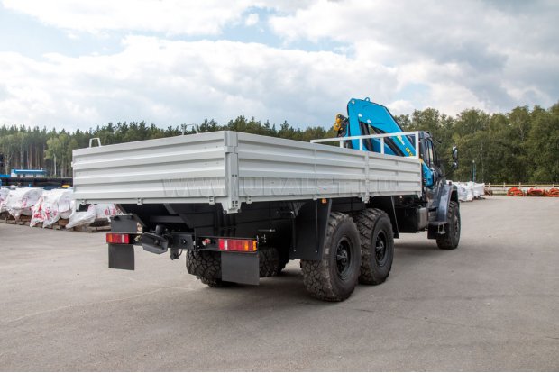 Автомобиль бортовой Урал с КМУ ИМ-150