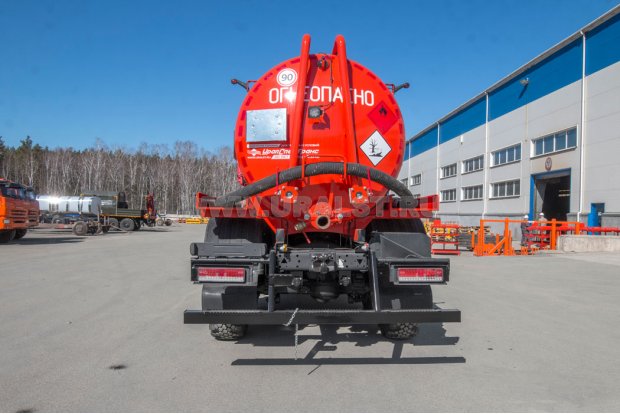 Автоцистерна вакуумная для нефтепродуктов АКН-10 ВК УСТ 5453 Камаз 43118-50 дополнительные трубы для сбора нефти, сп.м., доработка под ДОПОГ