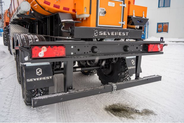 Заднее защитное устройство