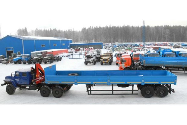 Тягач Урал 4320-1912-60 с бортовым полуприцепом
