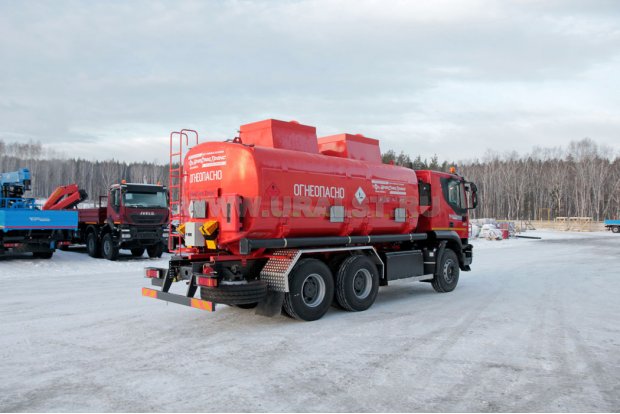 Автоцистерна УСТ-5453VA на шасси IVECO TRAKKER