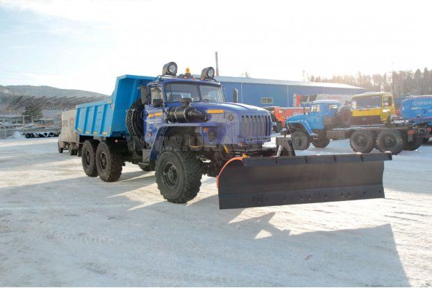 МКД Урал 55571-60М c передним скоростным отвалом