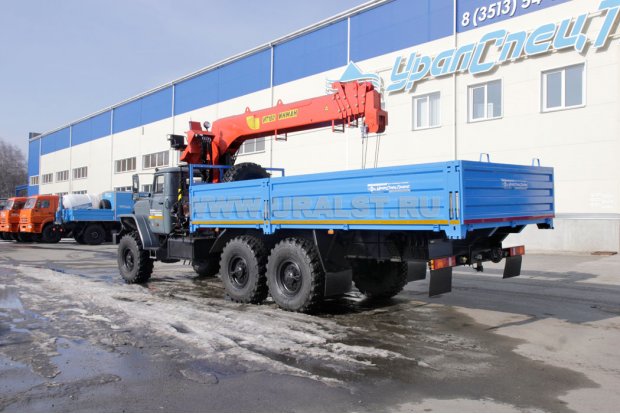 Автомобиль бортовой Урал 4320-72М с краном-манипулятором
