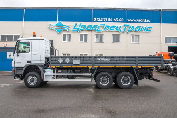 Автомобиль-контейнеровоз бортовой Mercedes-Benz 3346A