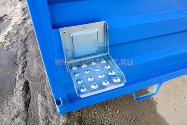 Раскладная ступенька для подъема на бортовую платформу