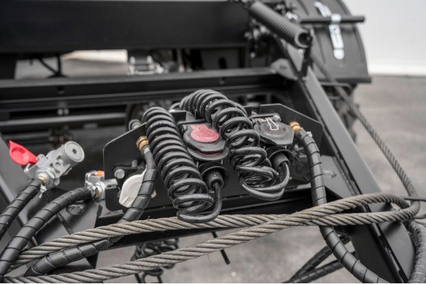 Разъемами для соединения электросистемы и пневмосистемы прицепа и тягача