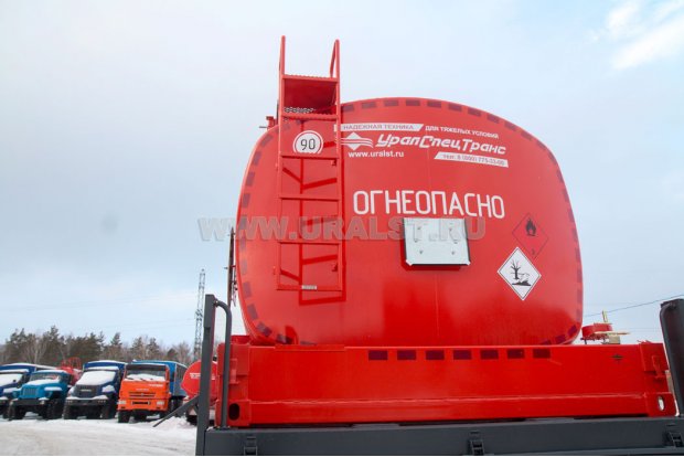 Лестница на площадку обслуживания
