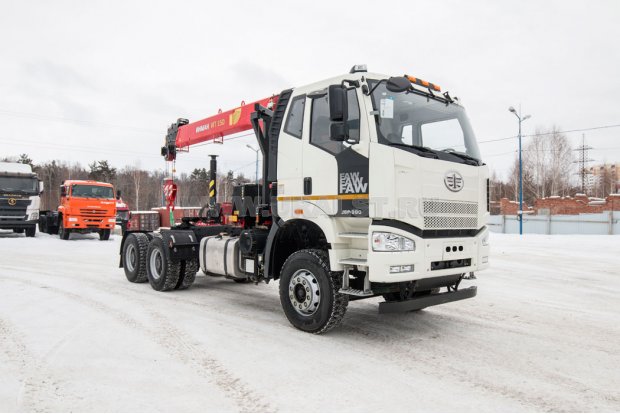 Седельный тягач УСТ 5453 FAW 3250 (6х4), КБ 4300, ССУ 1400 мм, 2", с КМУ ИТ 150