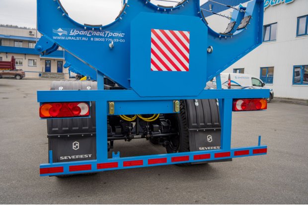 Заднее защитное устройство