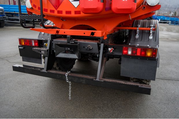 Заднее защитное устройство