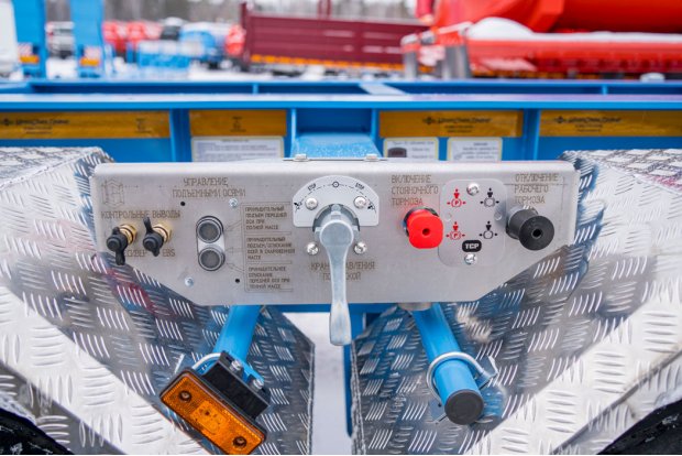 Управление стояночным тормозом и подъемной осью