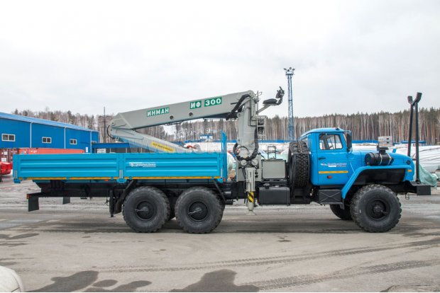 Автомобиль бортовой Урал 4320-72М с краном-манипулятором ИФ-300