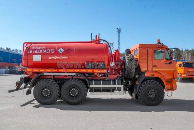 Автоцистерна вакуумная для нефтепродуктов АКН-10 ВК УСТ 5453 Камаз 43118-50 дополнительные трубы для сбора нефти, сп.м., доработка под ДОПОГ