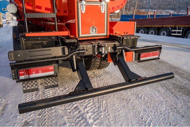 Заднее защитное устройство