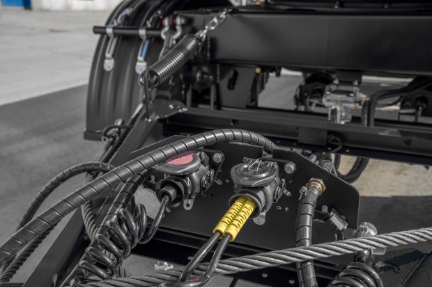 Разъемы для соединения электросистемы и пневмосистемы прицепа и тягача