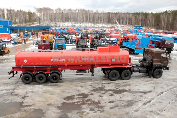 Седельный тягач Урал 44202-3511-82Е5 + Полуприцеп-цистерна ППЦ 33П-31Д УСТ-94651