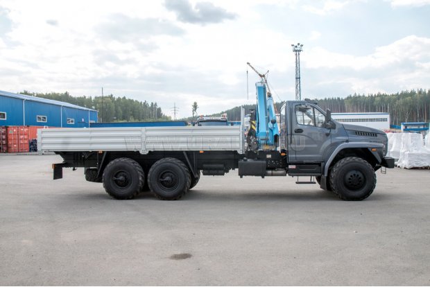 Автомобиль бортовой Урал с КМУ ИМ-150