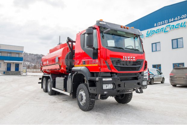 Автотопливозаправщик АТЗ-18-2 IVECO-AMT TRAKKER AD380T45W 4300 ММ, задний УВТ