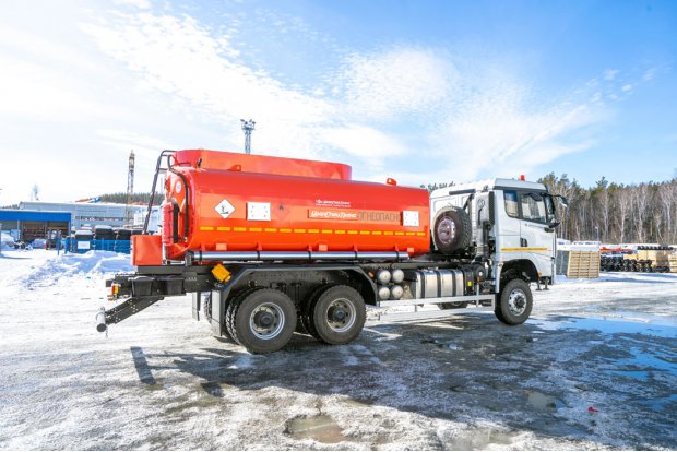 АТЗ-17-2 два отсека, УВТ-40, УСТ 5453, SHACMAN (ШАКМАН) SX32586V385 6х6, 315/80R22.5, КБ 4575 мм.