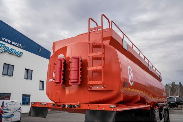 Лестница для подъема на площадку обслуживания цистерны