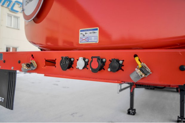 Разъемы для соединения электросистемы и пневмосистемы полуприцепа и тягача