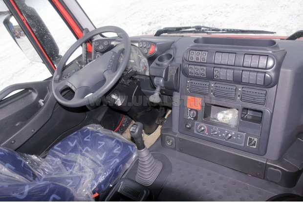 Приборная панель тягача IVECO 633911