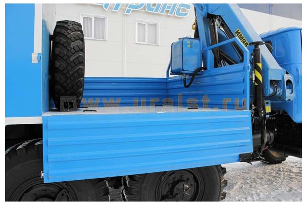 Бортовая площадка грузопассажирского автомобиля