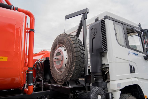 Держатель запасного колеса