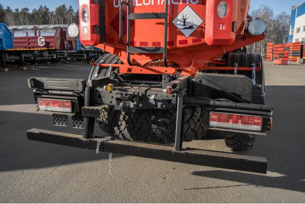 Заднее защитное устройство