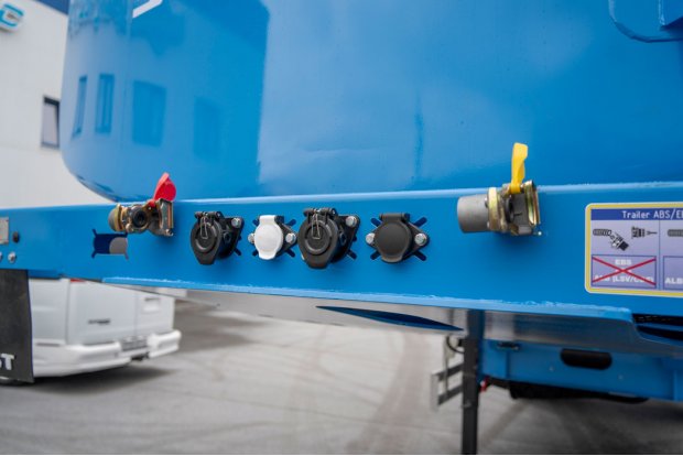 Разъемы для соединения электросистемы и пневмосистемы полуприцепа и тягача