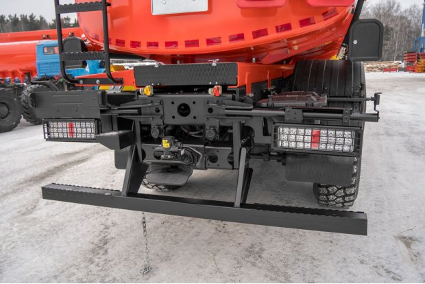 Заднее защитное устройство