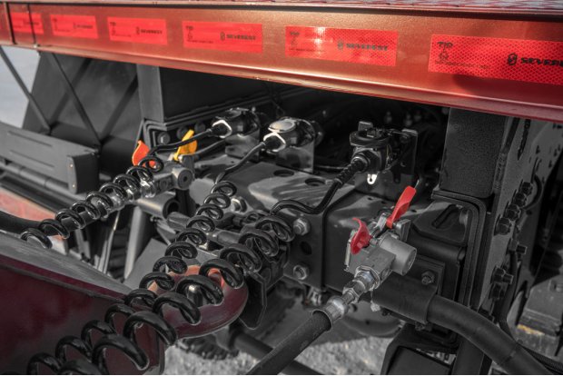 Заднее сцепное устройство и разъемы пневмо-электро системы тягача