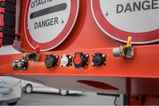 Разъемы для соединения электросистемы и пневмосистемы полуприцепа и тягача