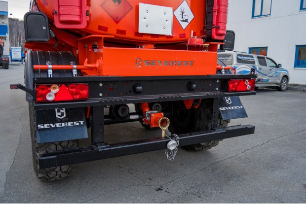 Заднее защитное устройство