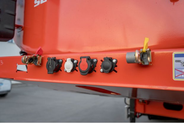 Разъемы для соединения электросистемы и пневмосистемы полуприцепа и тягача