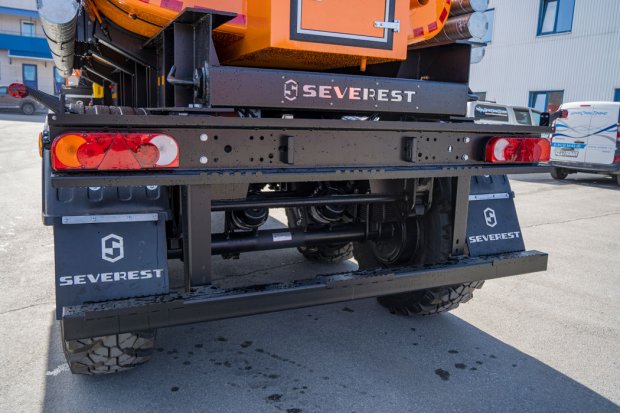 Заднее защитное устройство