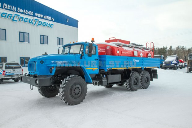Бортовой контейнеровоз УСТ 54532Е Урал 4320-60 + Контейнер-цистерна КЦ-10