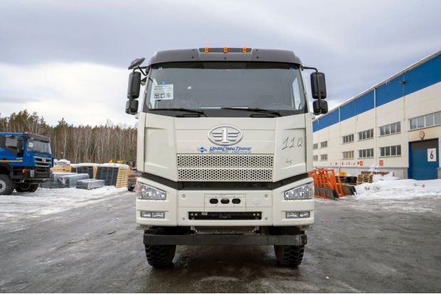 Седельный тягач УСТ 5453 FAW 3250 (6х6), КБ 3675, ССУ 1600 мм, 2", 14R20