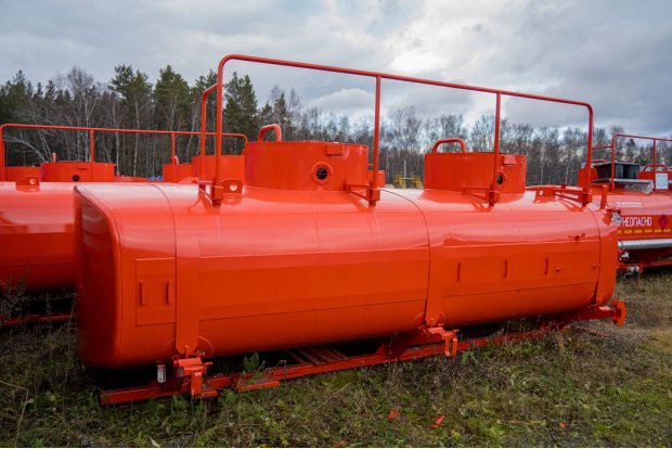 Цистерна с надрамником АТЗ 11-2Б