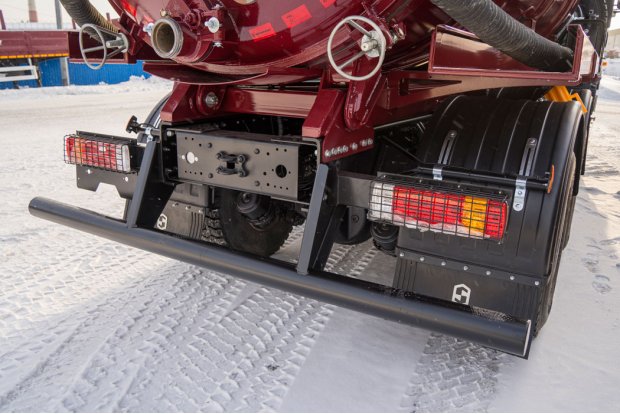 Заднее защитное устройство