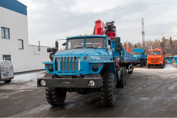 Седельный тягач Урал 4320 с краном-манипулятором ИТ-200 с ППБ
